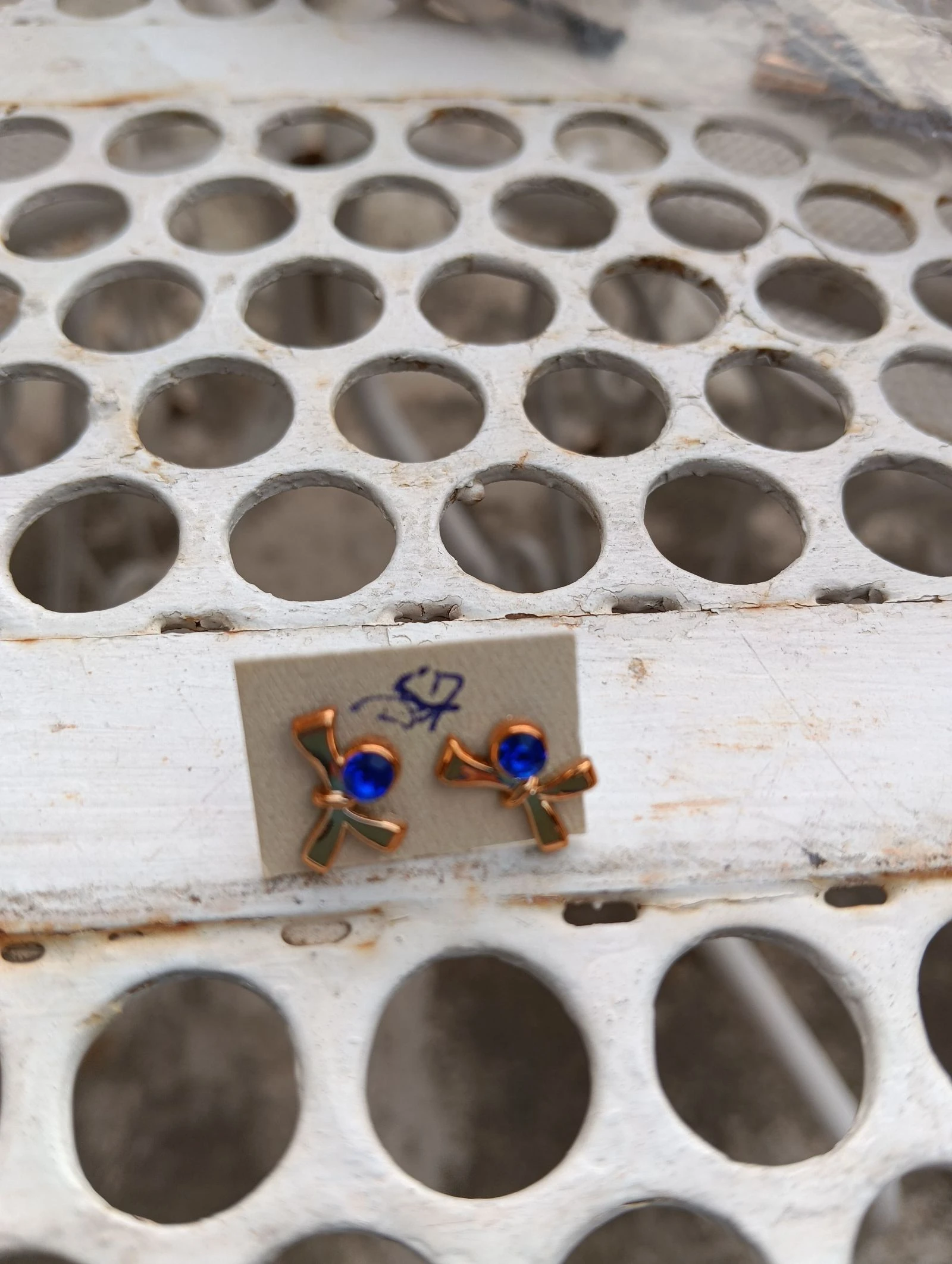 Paire de boucles d' oreilles noeuds doré et pierre bleu neuve